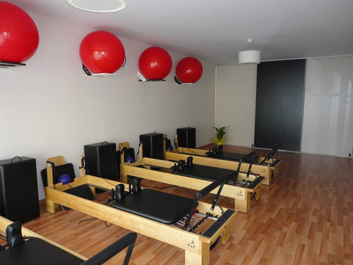 Ambiente espacioso y decoración minimalista.